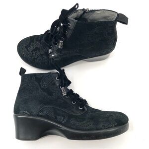 ALEGRIA Eliza Ankle Boot Black Suede Leather Paisley Embossed Lace Up 39 Bootie